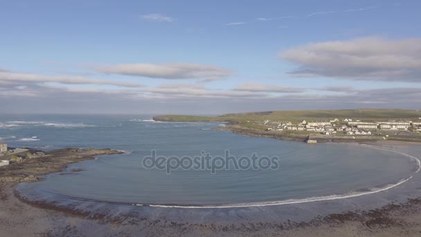 Aerial Loop Head Peninsula en West Clare, Irlanda. Condado de Kilkee Beach Clare, Irlanda. Famosa playa y paisaje en la ruta atlántica salvaje. Paisaje épico de paisajes aéreos de Irlanda. Vídeo plano — Vídeo de stock