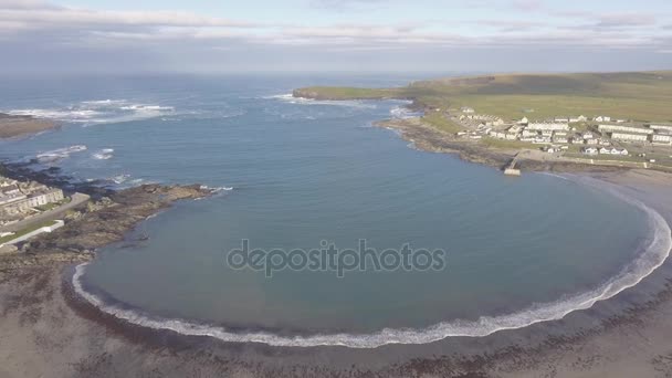 Полуостров Aerial Loop Head в Уэст-Клэр, Ирландия. Клэр, графство Килки-Бич, Ирландия. Знаменитый пляж и пейзаж на диком атлантическом пути. Эпический пейзаж из Ирландии. Плоское видео — стоковое видео