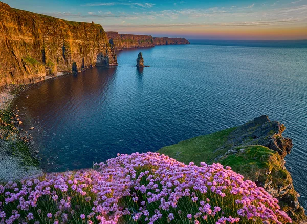 Ireland countryside tourist attraction in County Clare. The Cliffs of Moher and castle Ireland. Epic Irish Landscape Seascape along the wild atlantic way. Beautiful scenic nature hdr Ireland. — Stock Photo, Image