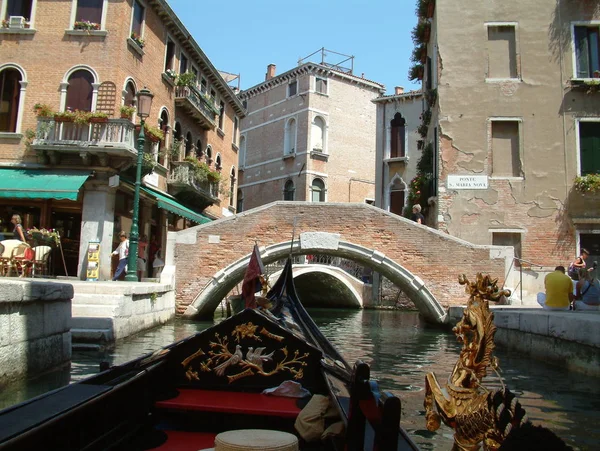 Venecia, Italia - 5 de septiembre de 2016: Góndola en el canal de Venecia, Italia — Foto de Stock