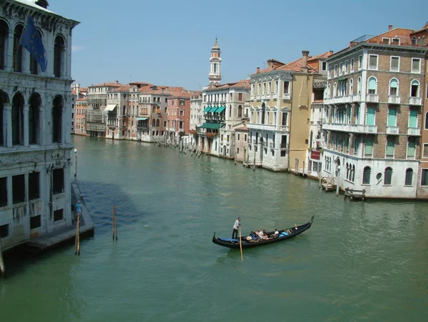 Venecia, Italia - 5 de septiembre de 2016: Montón de amarre, barco y edificios en el Canal de Venecia, Italia . — Foto de Stock