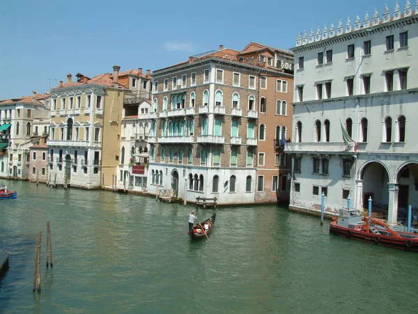 Veneza, Itália - 5 de setembro de 2016: Pilha de amarração, barco e edifícios no Canal em Veneza, Itália . — Fotografia de Stock