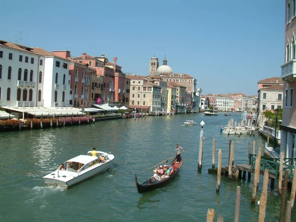 Venise, Italie - 5 septembre 2016 : pile d'amarrage, bateau et bâtiments au Canal de Venise, Italie . — Photo