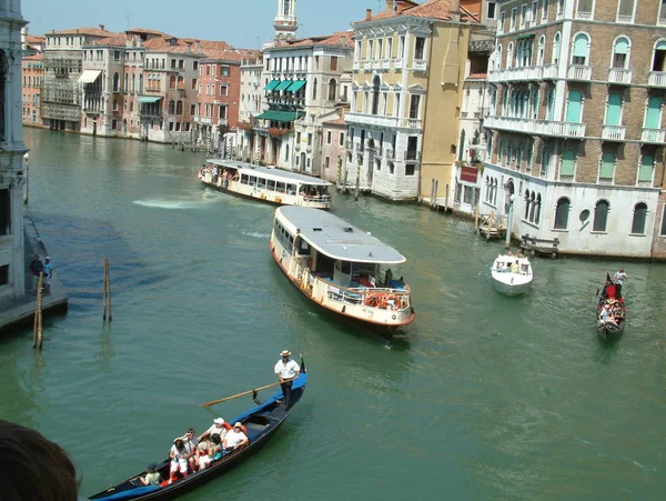 Venecia, Italia - 5 de septiembre de 2016: Montón de amarre, barco y edificios en el Canal de Venecia, Italia . Fotos De Stock Sin Royalties Gratis