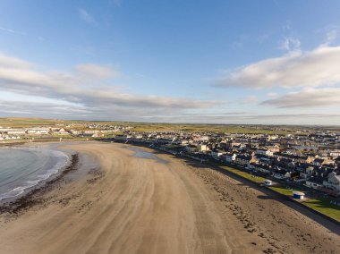 Batı İrlanda Sahil en iyi yaz plaj. Kilkee plaj ve şehirde