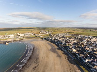 Batı İrlanda Sahil en iyi yaz plaj. Kilkee plaj ve şehirde