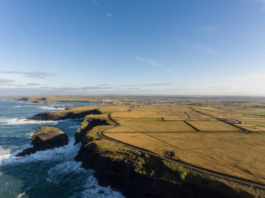 Anteni döngü kafa yarımadanın Batı Clare, İrlanda için. Kilkee Beach 