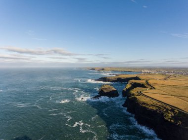 Anteni döngü kafa yarımadanın Batı Clare, İrlanda için. Kilkee Beach 