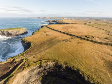 Anteni döngü kafa yarımadanın Batı Clare, İrlanda için. Kilkee Beach 