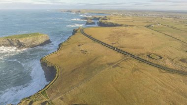 Anteni döngü kafa yarımadanın Batı Clare, İrlanda için. Kilkee Beach 