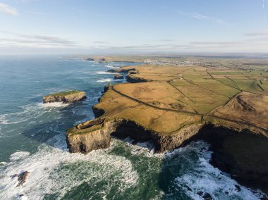 Anteni döngü kafa yarımadanın Batı Clare, İrlanda için. Kilkee Beach 