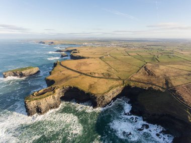 Anteni döngü kafa yarımadanın Batı Clare, İrlanda için. Kilkee Beach 