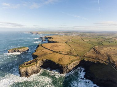 Anteni döngü kafa yarımadanın Batı Clare, İrlanda için. Kilkee Beach 