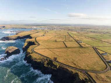 Anteni döngü kafa yarımadanın Batı Clare, İrlanda için. Kilkee Beach 