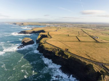 Anteni döngü kafa yarımadanın Batı Clare, İrlanda için. Kilkee Beach 