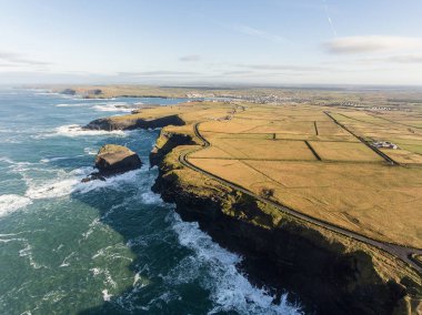 Anteni döngü kafa yarımadanın Batı Clare, İrlanda için. Kilkee Beach 