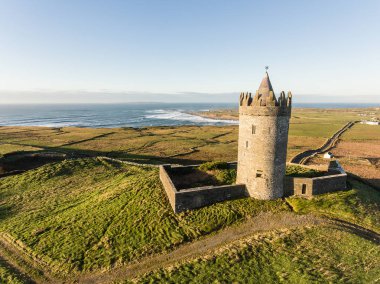 Epic hava manzara İrlandalı kale manzara görünümünden Doolin co
