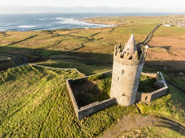 Epic hava manzara İrlandalı kale manzara görünümünden Doolin co
