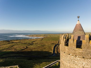 Epic hava manzara İrlandalı kale manzara görünümünden Doolin co