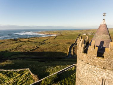 Epic hava manzara İrlandalı kale manzara görünümünden Doolin co