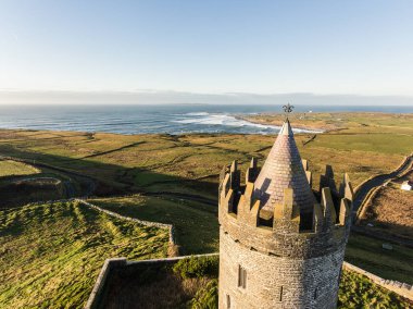 Epic hava manzara İrlandalı kale manzara görünümünden Doolin co