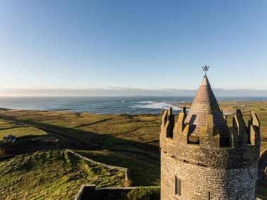 Epic hava manzara İrlandalı kale manzara görünümünden Doolin co