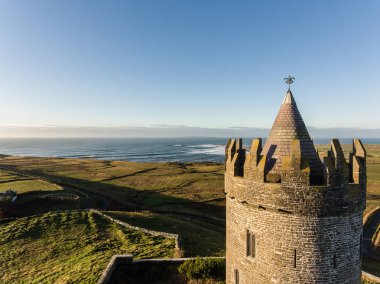 Epic hava manzara İrlandalı kale manzara görünümünden Doolin co
