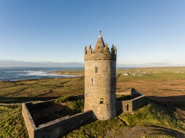 Epic hava manzara İrlandalı kale manzara görünümünden Doolin co