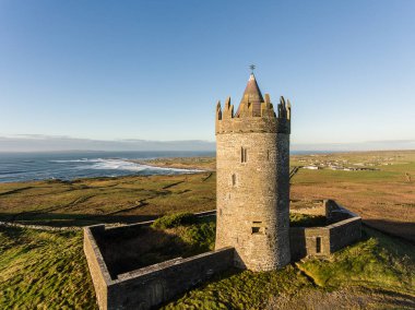 Epic hava manzara İrlandalı kale manzara görünümünden Doolin co