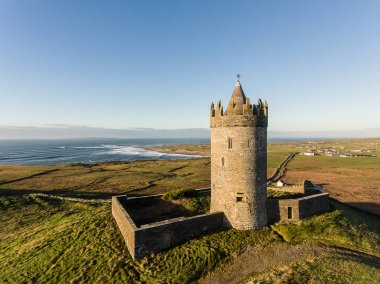 Epic hava manzara İrlandalı kale manzara görünümünden Doolin co