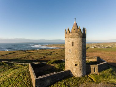 Epic hava manzara İrlandalı kale manzara görünümünden Doolin co