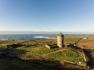 Epic hava manzara İrlandalı kale manzara görünümünden Doolin co