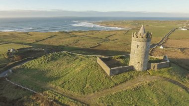 Epic hava manzara İrlandalı kale manzara görünümünden Doolin co