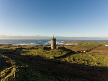 Epic hava manzara İrlandalı kale manzara görünümünden Doolin co