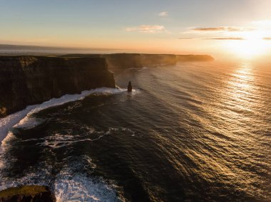 Hava İrlanda kırsal turizm cazibe County Clare. Moher kayalıklarla günbatımı ve castle İrlanda. Epik İrlandalı manzara vahşi Atlantik yol boyunca. Güzel manzaralı İrlandalı doğa