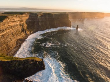 Hava İrlanda kırsal turizm cazibe County Clare. Moher kayalıklarla günbatımı ve castle İrlanda. Epik İrlandalı manzara vahşi Atlantik yol boyunca. Güzel manzaralı İrlandalı doğa