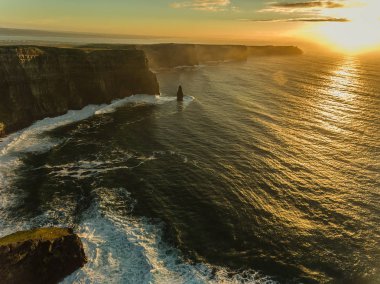 Hava İrlanda kırsal turizm cazibe County Clare. Moher kayalıklarla günbatımı ve castle İrlanda. Epik İrlandalı manzara vahşi Atlantik yol boyunca. Güzel manzaralı İrlandalı doğa