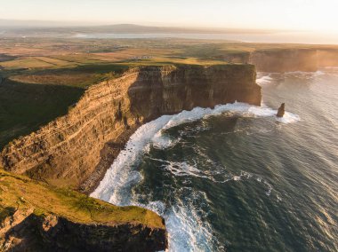 Hava İrlanda kırsal turizm cazibe County Clare. Moher kayalıklarla günbatımı ve castle İrlanda. Epik İrlandalı manzara vahşi Atlantik yol boyunca. Güzel manzaralı İrlandalı doğa
