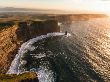 Hava İrlanda kırsal turizm cazibe County Clare. Moher kayalıklarla günbatımı ve castle İrlanda. Epik İrlandalı manzara vahşi Atlantik yol boyunca. Güzel manzaralı İrlandalı doğa