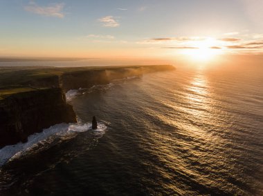 Hava İrlanda kırsal turizm cazibe County Clare. Moher kayalıklarla günbatımı ve castle İrlanda. Epik İrlandalı manzara vahşi Atlantik yol boyunca. Güzel manzaralı İrlandalı doğa