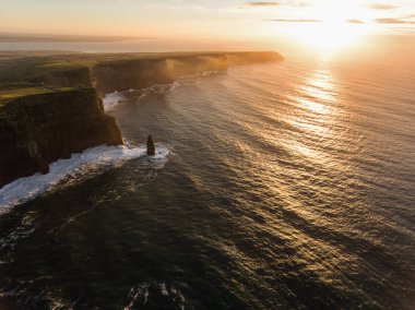 Hava İrlanda kırsal turizm cazibe County Clare. Moher kayalıklarla günbatımı ve castle İrlanda. Epik İrlandalı manzara vahşi Atlantik yol boyunca. Güzel manzaralı İrlandalı doğa