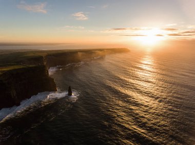 Hava İrlanda kırsal turizm cazibe County Clare. Moher kayalıklarla günbatımı ve castle İrlanda. Epik İrlandalı manzara vahşi Atlantik yol boyunca. Güzel manzaralı İrlandalı doğa