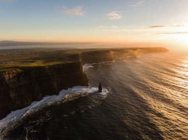 Hava İrlanda kırsal turizm cazibe County Clare. Moher kayalıklarla günbatımı ve castle İrlanda. Epik İrlandalı manzara vahşi Atlantik yol boyunca. Güzel manzaralı İrlandalı doğa