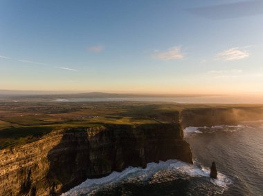 Hava İrlanda kırsal turizm cazibe County Clare. Moher kayalıklarla günbatımı ve castle İrlanda. Epik İrlandalı manzara vahşi Atlantik yol boyunca. Güzel manzaralı İrlandalı doğa