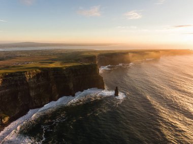 Hava İrlanda kırsal turizm cazibe County Clare. Moher kayalıklarla günbatımı ve castle İrlanda. Epik İrlandalı manzara vahşi Atlantik yol boyunca. Güzel manzaralı İrlandalı doğa