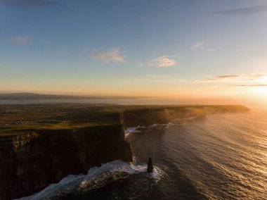 Hava İrlanda kırsal turizm cazibe County Clare. Moher kayalıklarla günbatımı ve castle İrlanda. Epik İrlandalı manzara vahşi Atlantik yol boyunca. Güzel manzaralı İrlandalı doğa