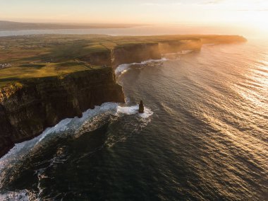 Hava İrlanda kırsal turizm cazibe County Clare. Moher kayalıklarla günbatımı ve castle İrlanda. Epik İrlandalı manzara vahşi Atlantik yol boyunca. Güzel manzaralı İrlandalı doğa