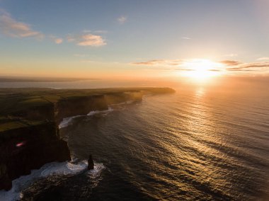 Hava İrlanda kırsal turizm cazibe County Clare. Moher kayalıklarla günbatımı ve castle İrlanda. Epik İrlandalı manzara vahşi Atlantik yol boyunca. Güzel manzaralı İrlandalı doğa