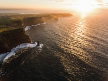 Hava İrlanda kırsal turizm cazibe County Clare. Moher kayalıklarla günbatımı ve castle İrlanda. Epik İrlandalı manzara vahşi Atlantik yol boyunca. Güzel manzaralı İrlandalı doğa
