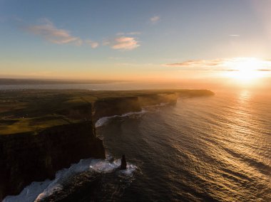 Hava İrlanda kırsal turizm cazibe County Clare. Moher kayalıklarla günbatımı ve castle İrlanda. Epik İrlandalı manzara vahşi Atlantik yol boyunca. Güzel manzaralı İrlandalı doğa
